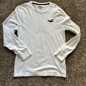 Men’s MEDIUM long sleeve T. Never been worn. Like new. Smoke/pet free home.